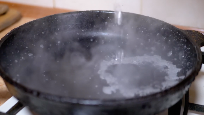 In cryotherapy, a similar protective vapor layer can briefly form around the skin under extreme temperature conditions